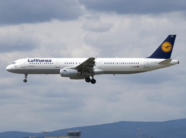 Lufthansa Airbus A321-100 im Landeanflug