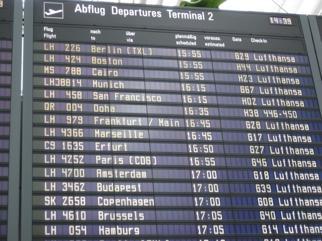 Anzeigetafel mit Flug Informationen in MUC