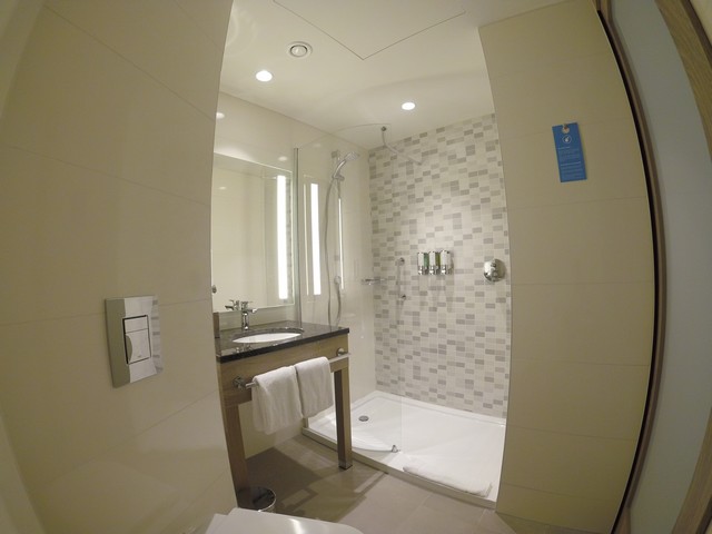 Badezimmer eines Standardzimmers im Hampton by Hilton Frankfurt East
