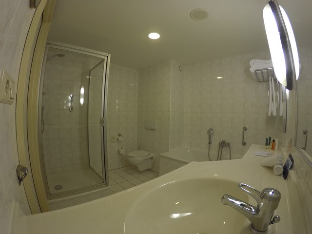 Badezimmer eines Deluxezimmer im Hilton Royal Parc Soestduinen