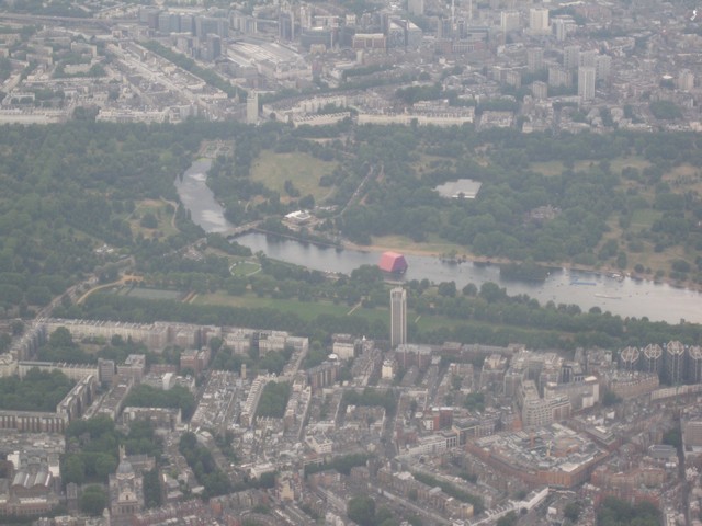 Landeanflug auf London Heathrow mit Details der Christo Skulptur British Airways Düsseldorf – London Heathrow im Juni 2018