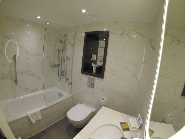 Badezimmer eines Family Room im Hilton London Euston