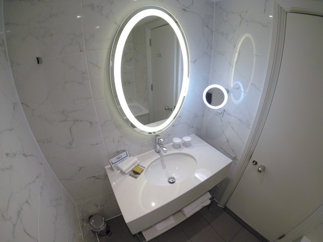 Badezimmer eines Family Room im Hilton London Euston