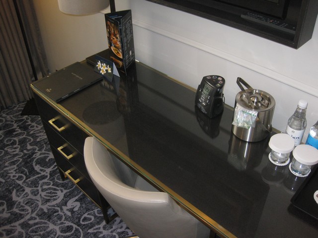 Schreibtisch eines Family Room im Hilton London Euston