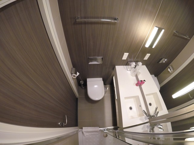 Badezimmer eines Moxy Sleeper Standardzimmers im Moxy London Heathrow