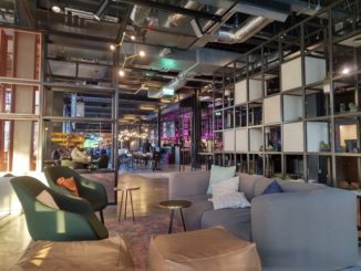 Lobby Lounge im Moxy London Heathrow