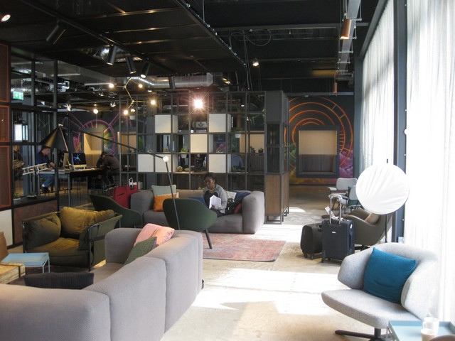 Lobby Lounge im Moxy London Heathrow