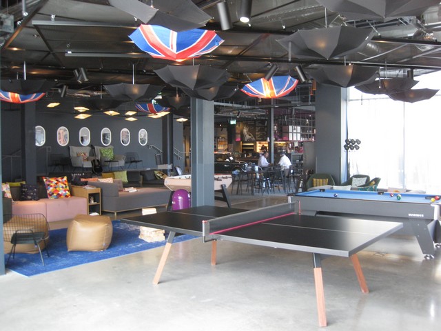 Lobby Lounge im Moxy London Heathrow