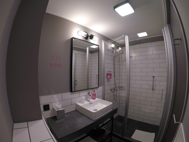 Badezimmer eines Moxy Sleeper Standardzimmer im Moxy Frankfurt East