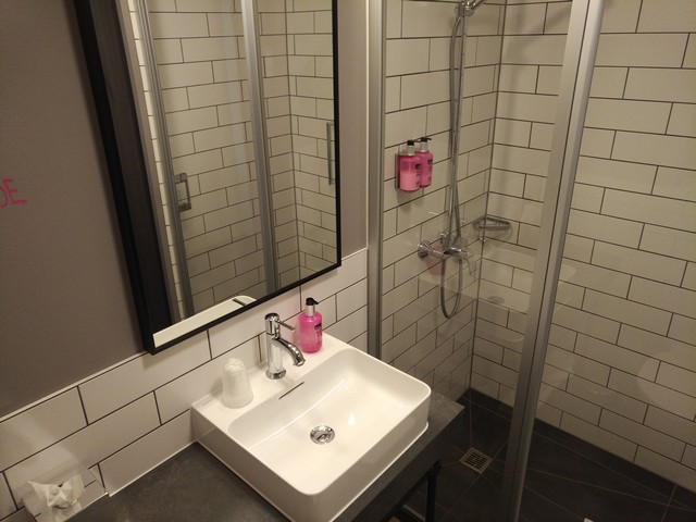 Badezimmer eines Moxy Sleeper Standardzimmer im Moxy Frankfurt East