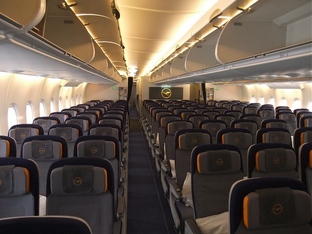 LH Economy-Class (Airbus A380-800)
