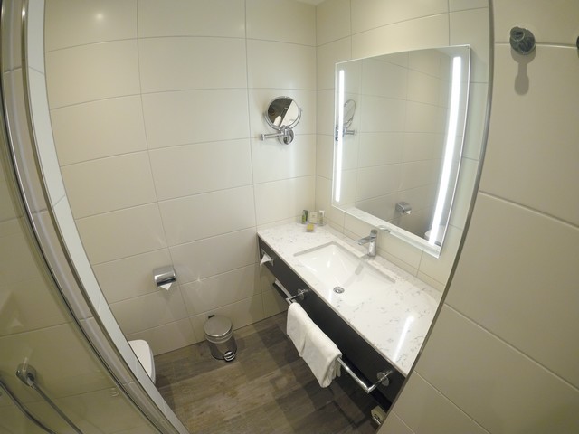 Badezimmer eines Standardzimmers im Hilton Garden Inn Frankfurt City Centre