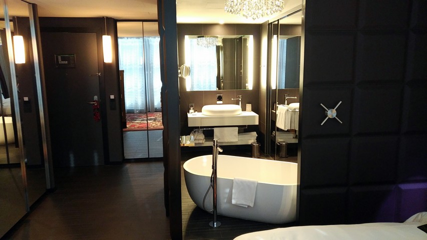 Badezimmer eines Deluxe Zimmers im Kameha Grand Zürich