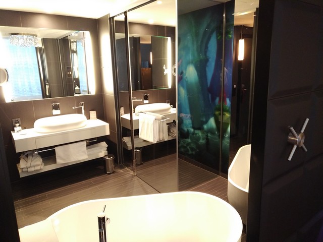 Badezimmer eines Deluxe Zimmers im Kameha Grand Zürich