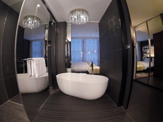 Badezimmer eines Deluxe Zimmers im Kameha Grand Zürich