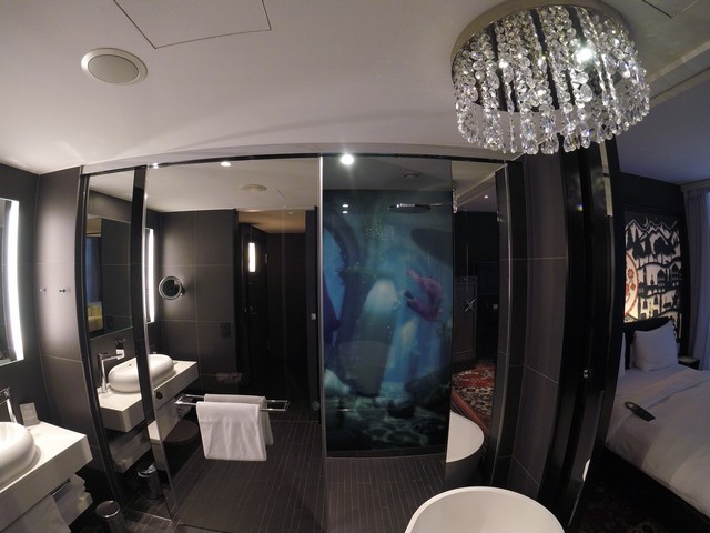 Badezimmer eines Deluxe Zimmers im Kameha Grand Zürich