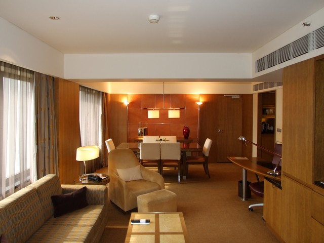 Wohnraum einer Grand Suite im Grand Hyatt Singapore