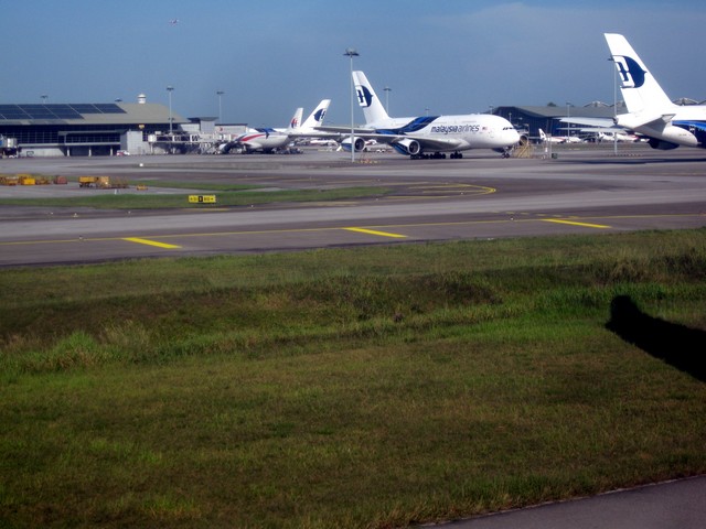 KUL Weg zur Startbahn mit Airbus 380 / MH388 KUL-PVG