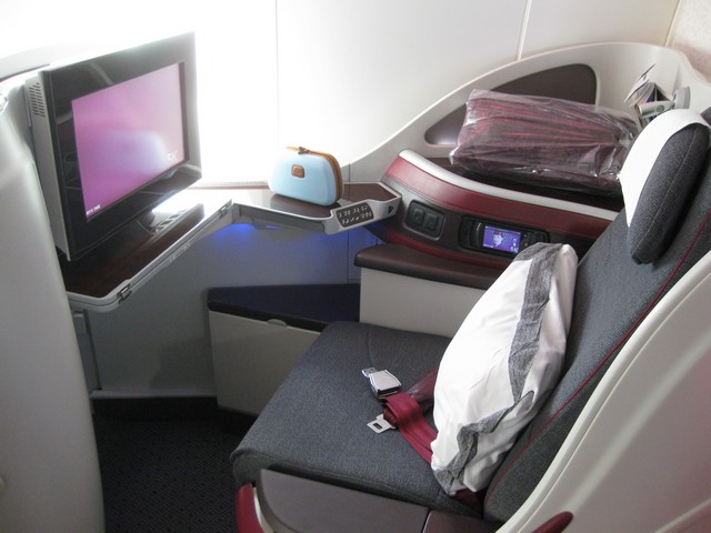 Business-Class Sitz / QR302 HEL-DOH