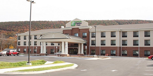 Holiday Inn Express & Suites Cumberland - La Vale