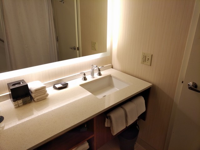 Badezimmer im renovierten Club Corner Room im Sheraton Grand Chicago