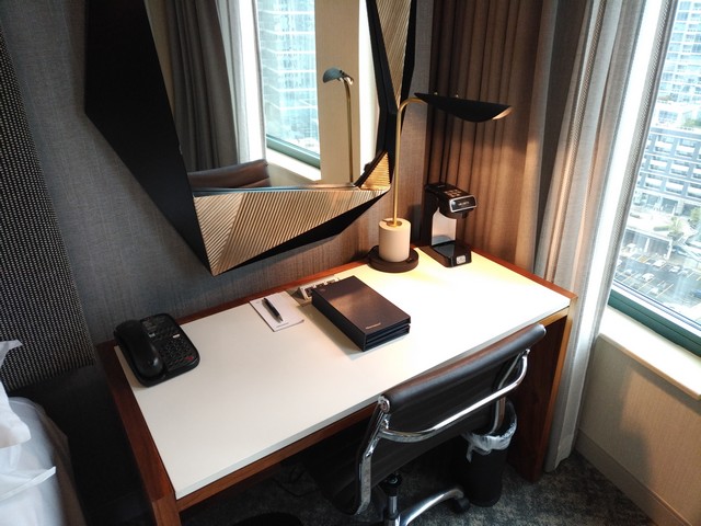 kleiner Schreibtisch im renovierten Club Corner Room im Sheraton Grand Chicago