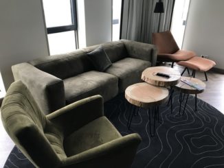 Wohnbereich einer Suite im Renaissance Amsterdam Schiphol