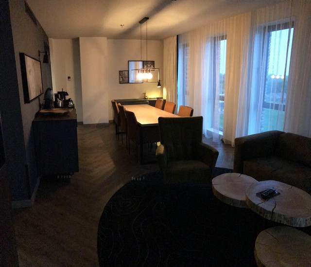 Essbereich einer Suite im Renaissance Amsterdam Schiphol