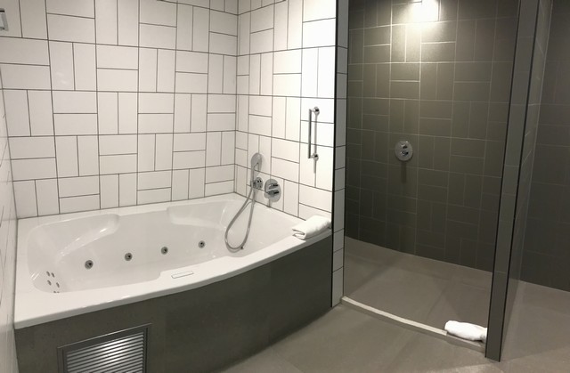 Badezimmer einer Suite im Renaissance Amsterdam Schiphol