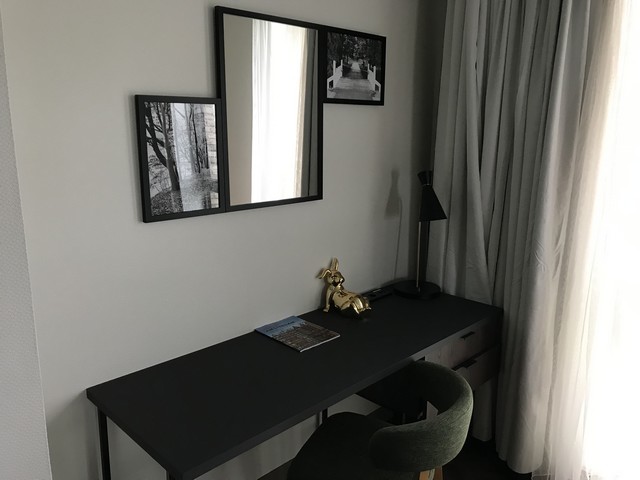 Arbeitsbereich einer Suite im Renaissance Amsterdam Schiphol