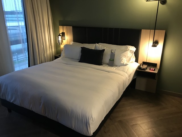 Schlafbereich einer Suite im Renaissance Amsterdam Schiphol