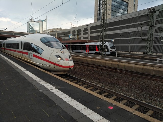 ICE im Hauptbahnhof Düsseldorf