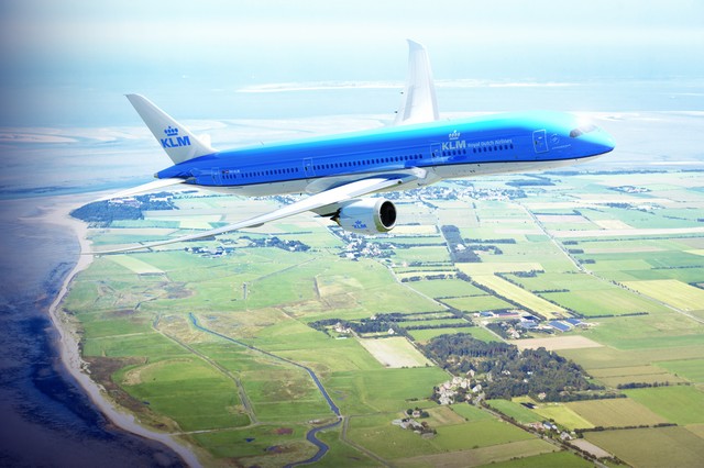 KLM 787-9 über der niederländischen Küste