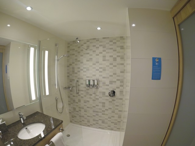 Badezimmer eines Standardzimmers im Hampton by Hilton Frankfurt Airport