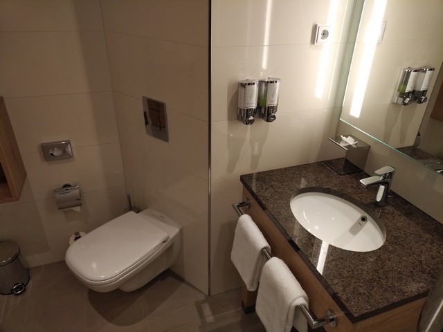 Badezimmer eines Standardzimmers im Hampton by Hilton Frankfurt Airport