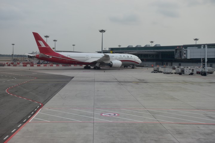 Shanghai Airlines Boeing 787-8