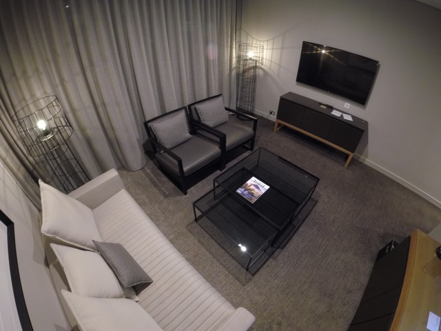 Wohnzimmer einer Suite im Four Points Sydney Central Park