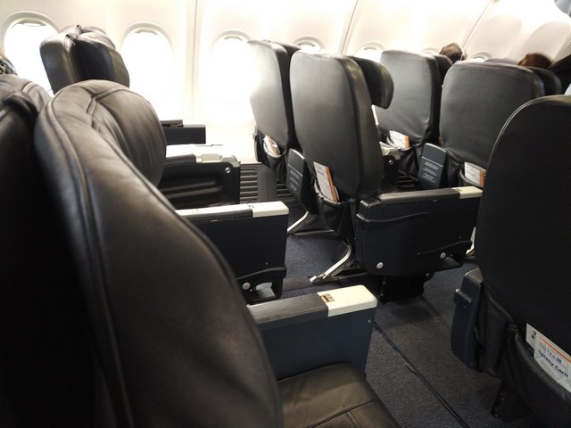 UA domestic First-Class (Boeing 737-900)