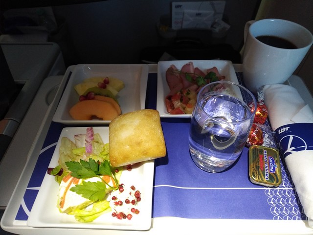 Abendessen Premium-Economy-Class / LO3 WAW-ORD