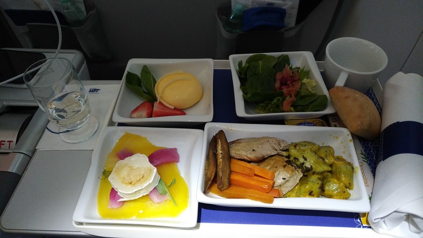 Mittagessen Premium-Economy-Class / LO3 WAW-ORD