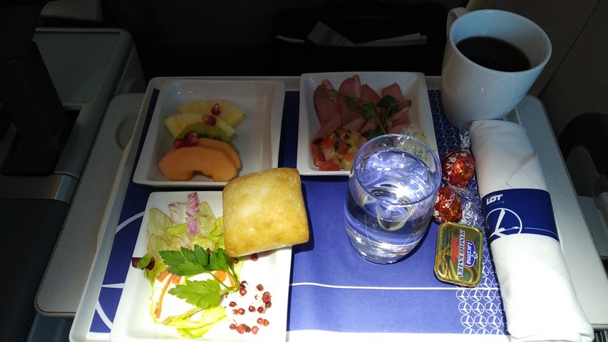 Abendessen Premium-Economy-Class / LO3 WAW-ORD