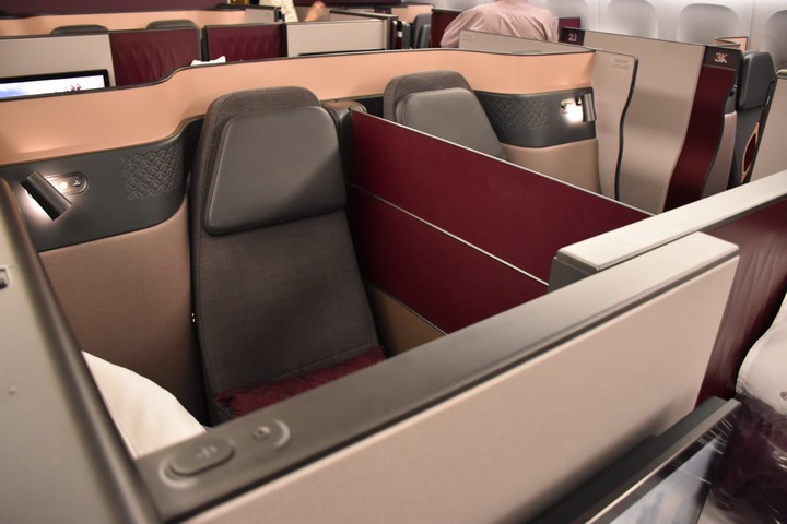 QR QSuites Business-Class (Boeing 777-300)