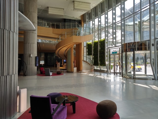 Leere Lobby des Novotel Taipei Taoyuan Airport