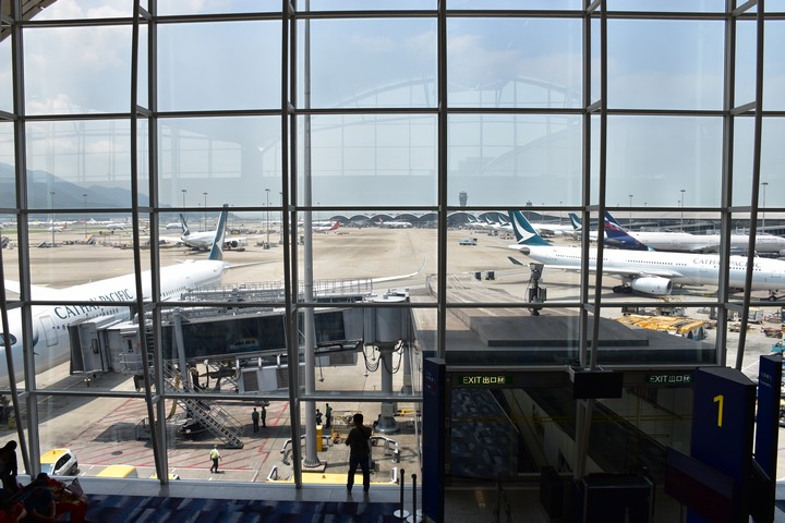 Hong Kong Airport - Blick von der der Cathay Pacific Lounge "The Pier"