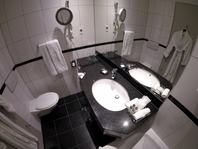 Badezimmer eines Clubzimmer im Sheraton Düsseldorf Airport