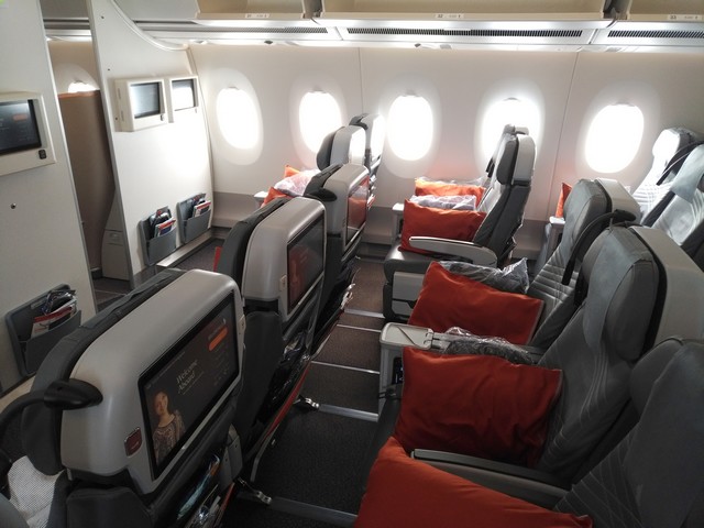 Premium-Economy-Class Sitz / SQ323 AMS-SIN