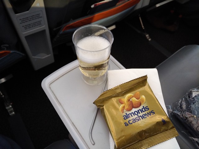 Aperitif Premium-Economy-Class / SQ323 AMS-SIN