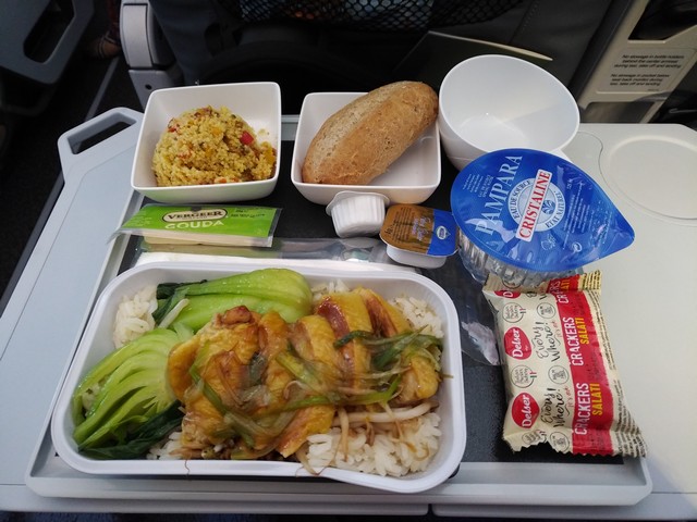 Mittagessen Premium-Economy-Class / SQ323 AMS-SIN