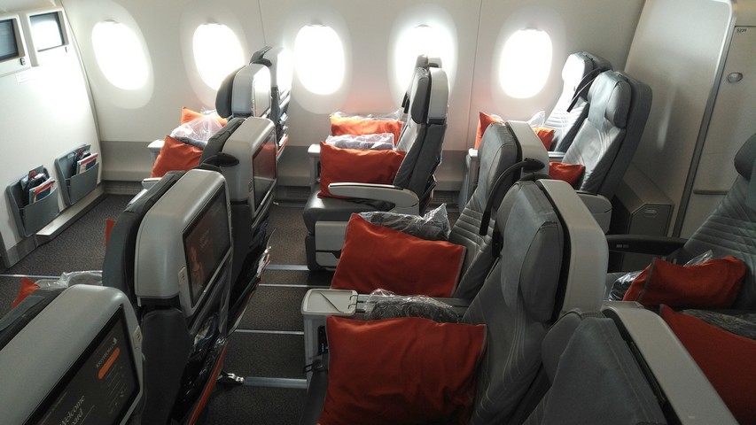 Premium-Economy-Class Sitz / SQ323 AMS-SIN