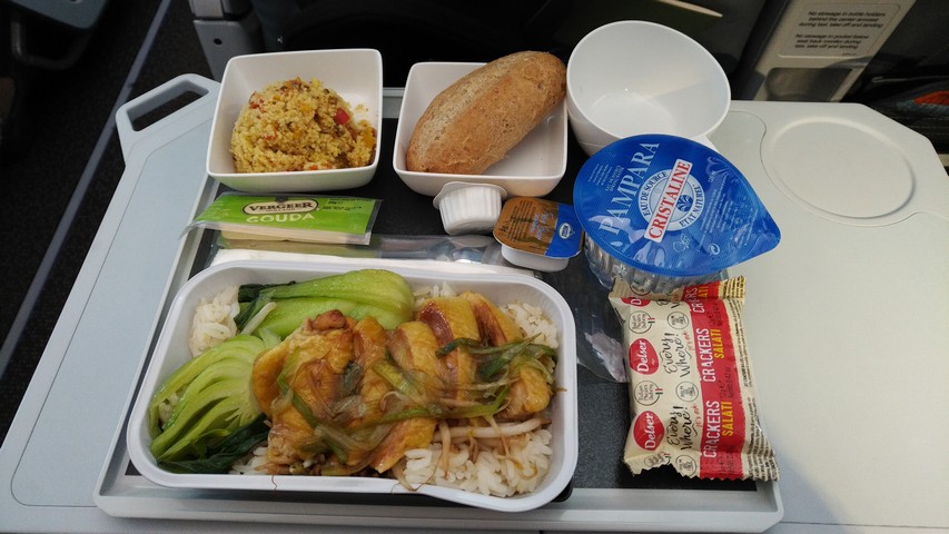 Mittagessen Premium-Economy-Class / SQ323 AMS-SIN